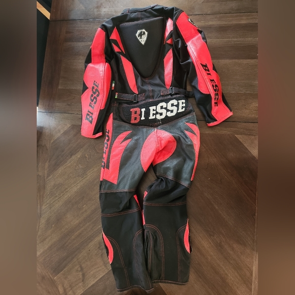 Boy's motorcycle suit -leather -like new! - Picture 2 of 4